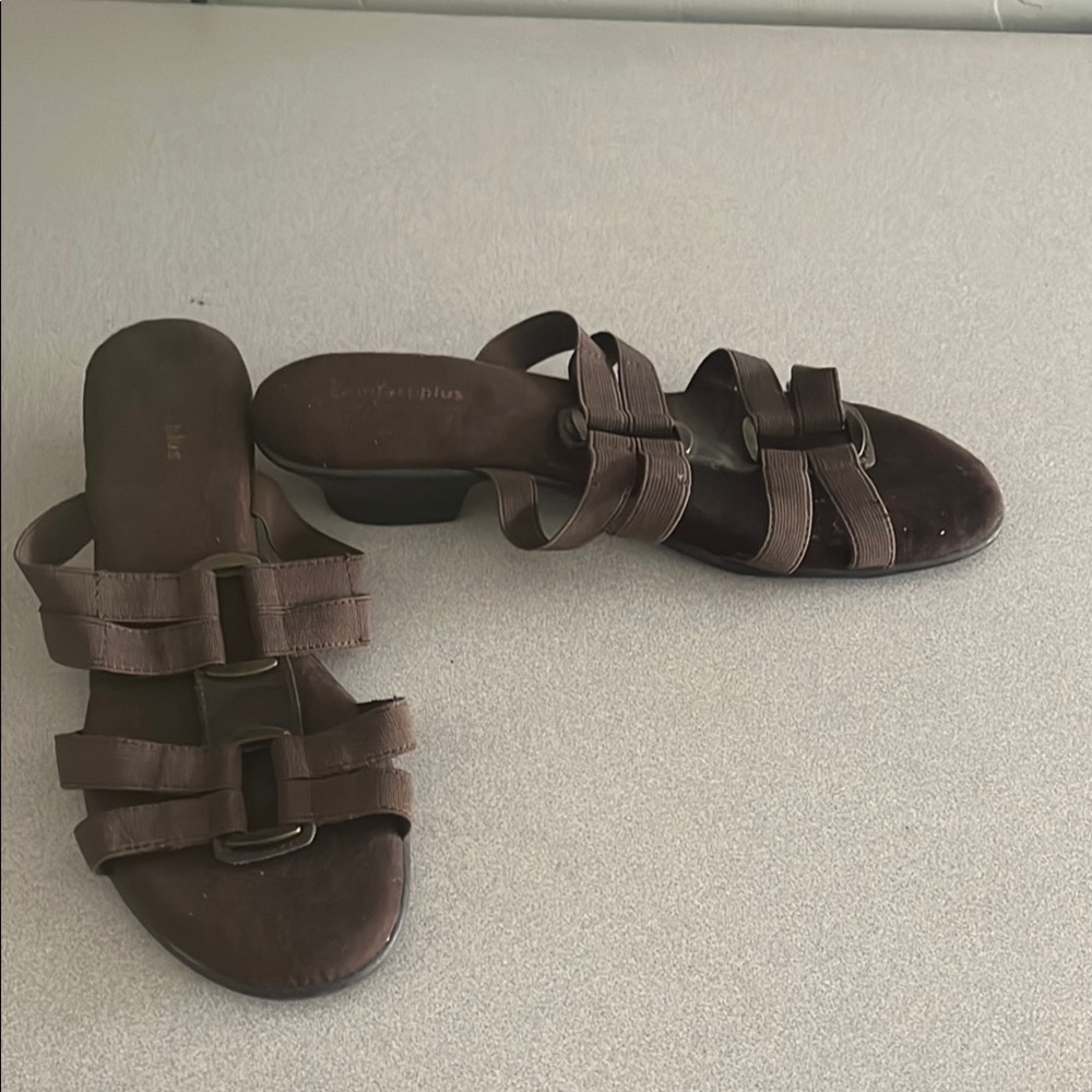 Brown Comfort Plus sandals with elastic strap & low heel
